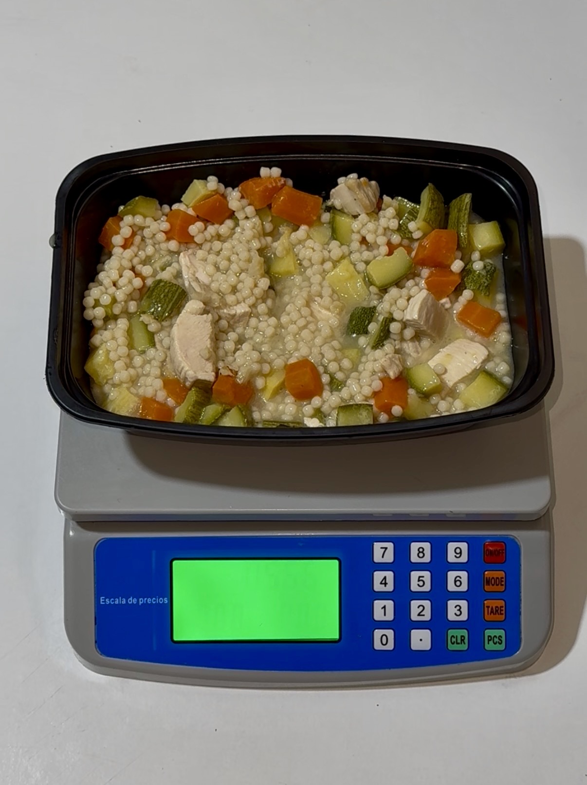 Sopa con pollo y verduras en un topper sobre nuestra báscula
